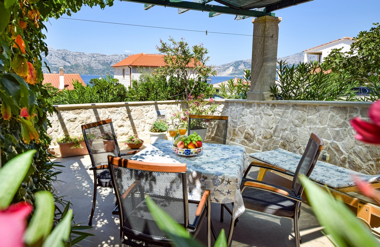 One bedroom apartment with terrace and sea view Povlja, Brač  A-a