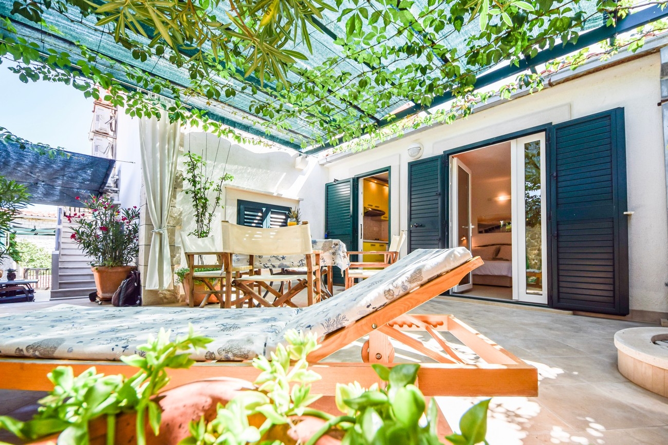 Studio flat with terrace Povlja, Brač (AS-24129-a)