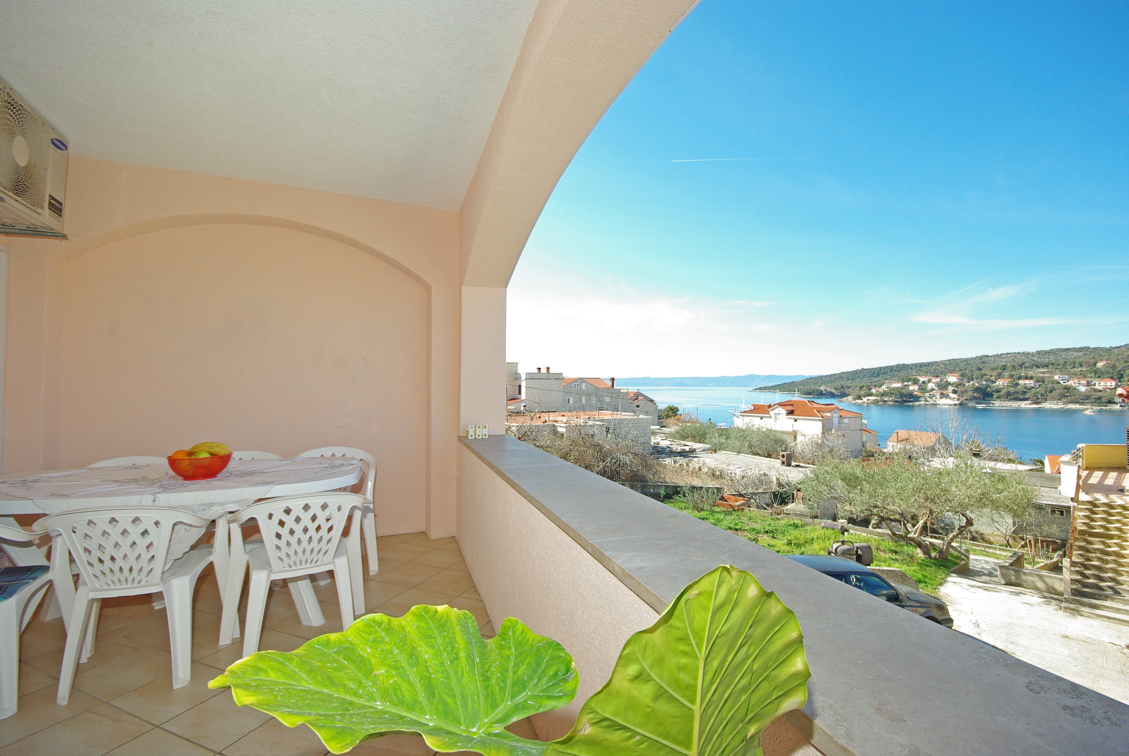 Two bedroom apartment with balcony and sea view Sumartin, Brač  A-a