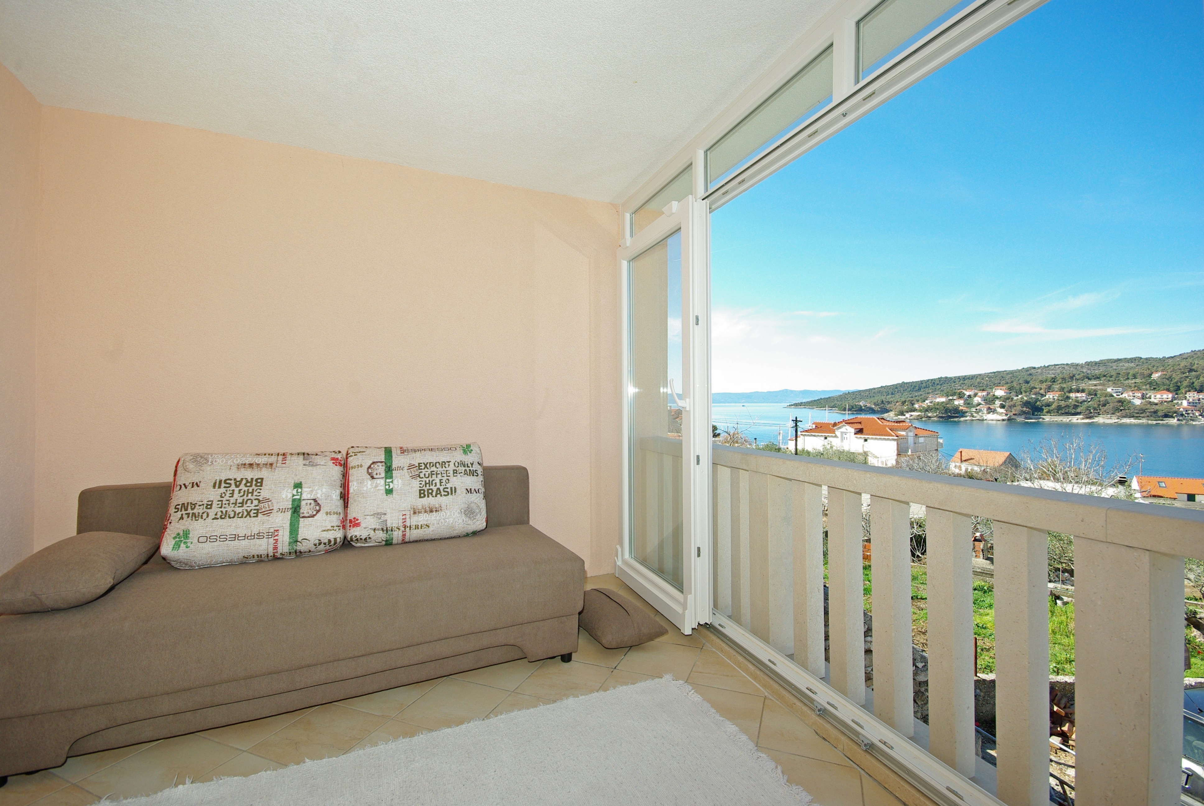 Two bedroom apartment with balcony and sea view Sumartin, Brač  A-a