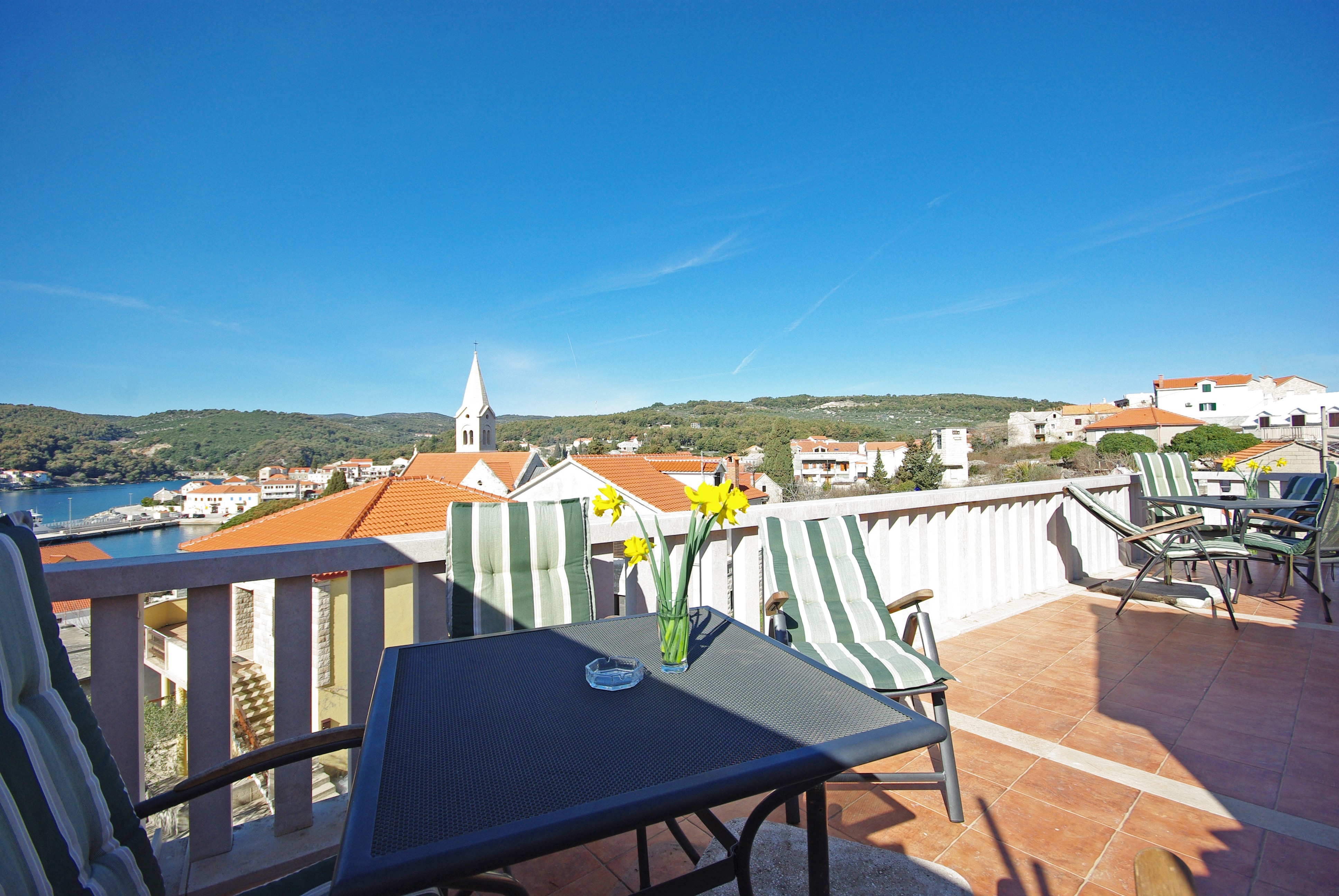 Studio flat with terrace and sea view Sumartin, Brač  AS-a