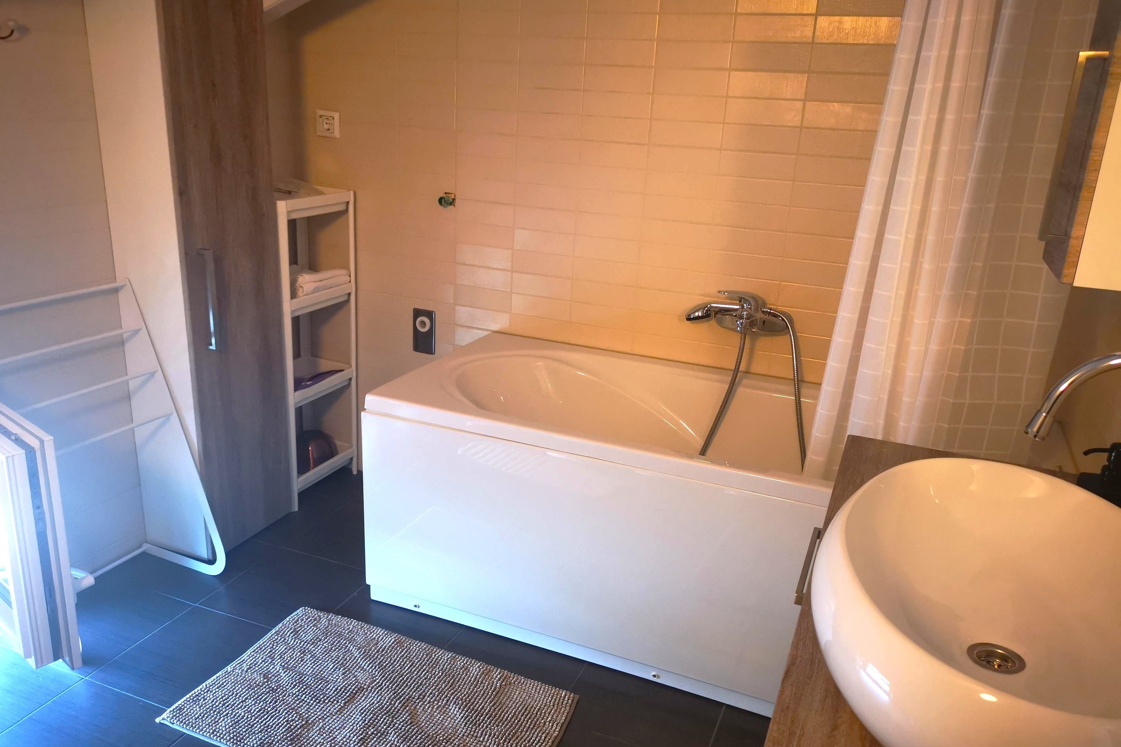 Comfortable and spacious house with terrace Poljica, Zadar  K