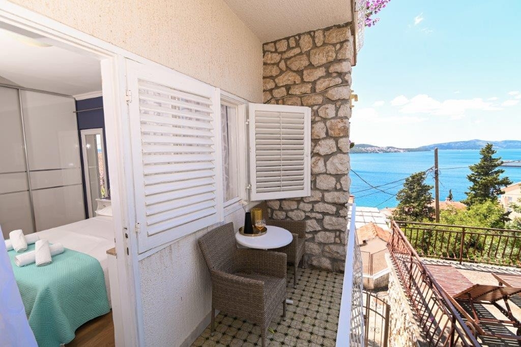 Two bedroom apartment with terrace and sea view Trogir  A-a