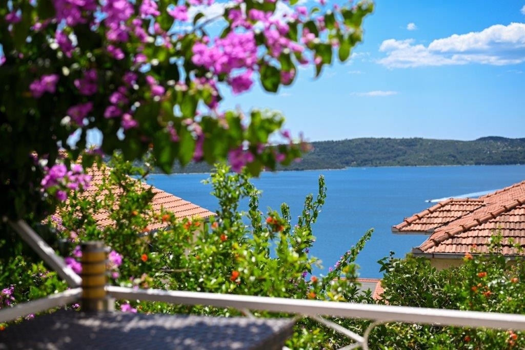 Two bedroom apartment with terrace and sea view Trogir  A-a