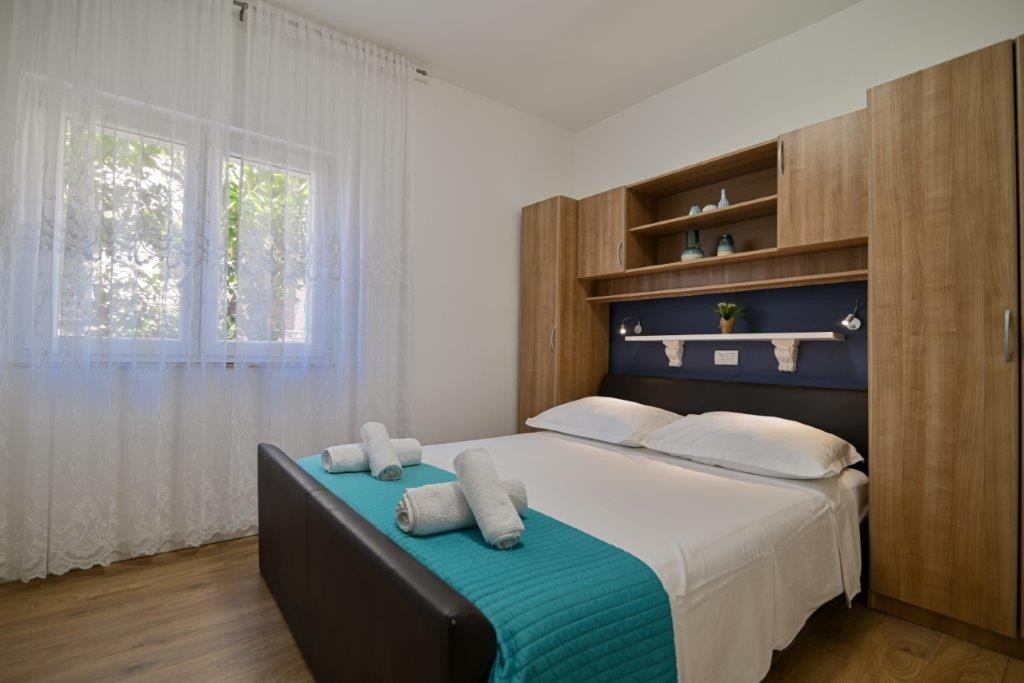 Two bedroom apartment with terrace and sea view Trogir  A-a