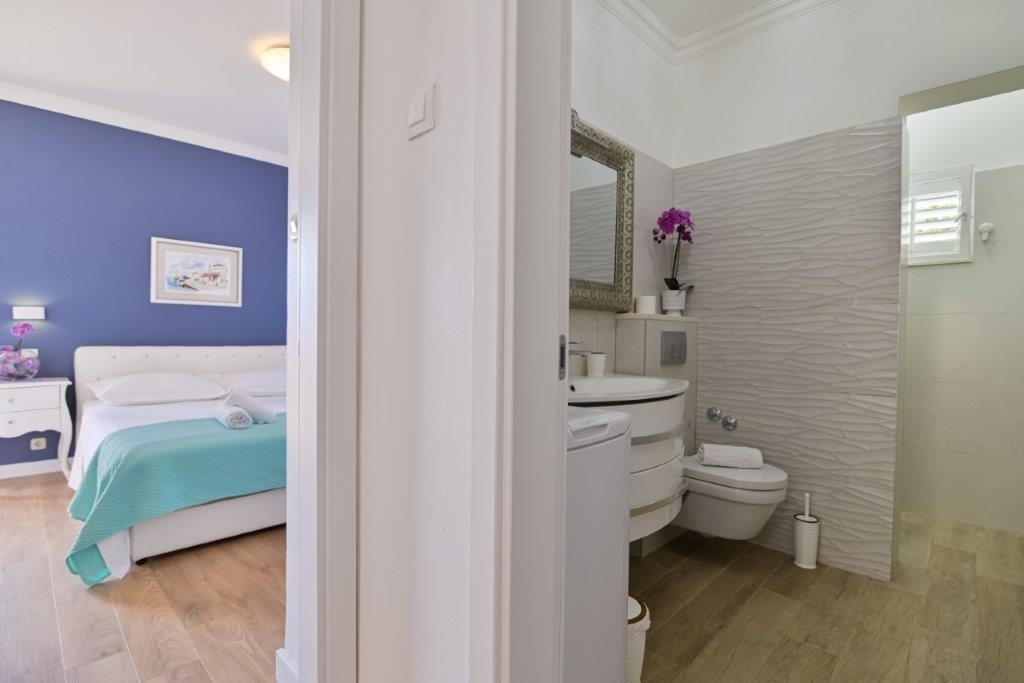 Two bedroom apartment with terrace and sea view Trogir  A-a