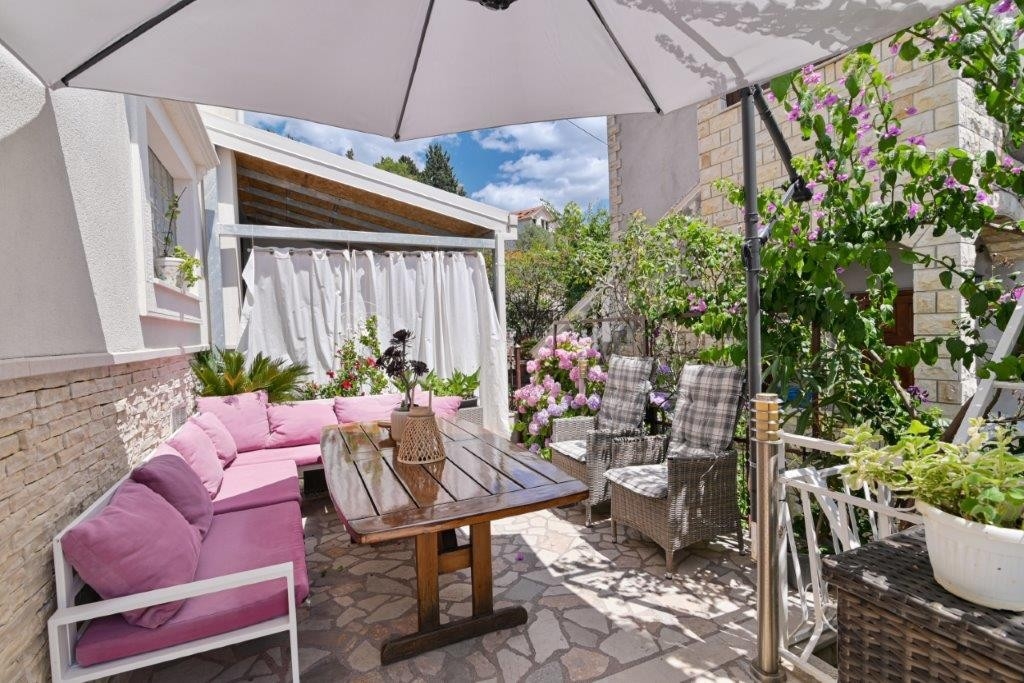 Two bedroom apartment with terrace and sea view Trogir  A-a