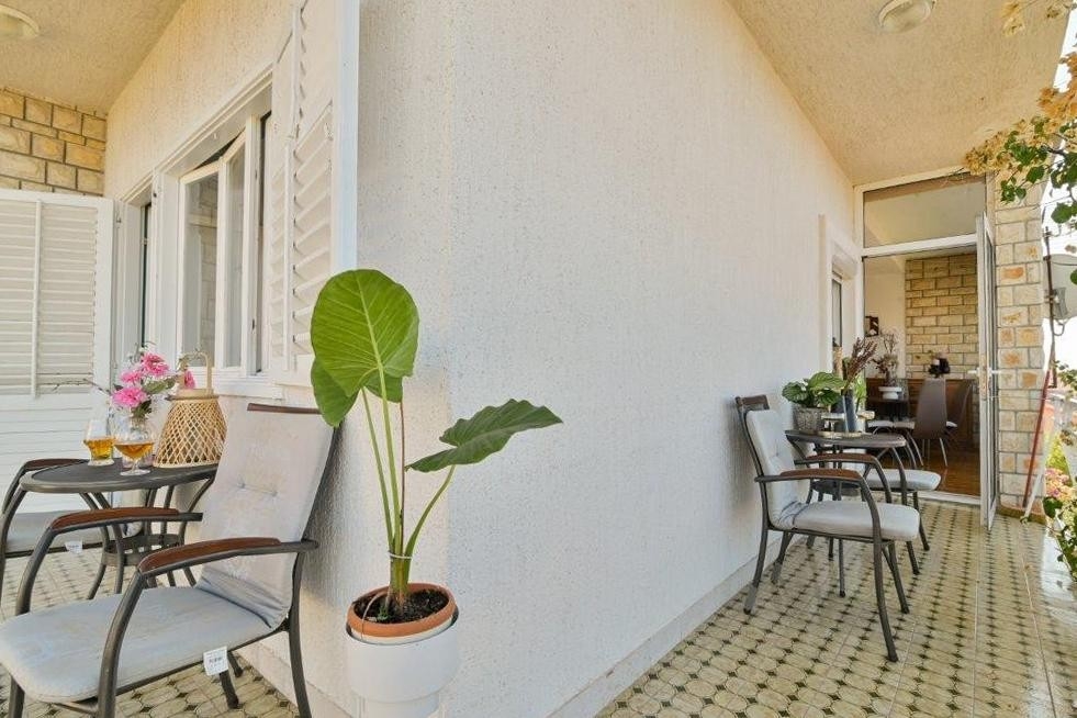 Two bedroom apartment with balcony and sea view Trogir  A-b