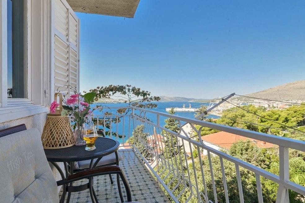 Two bedroom apartment with balcony and sea view Trogir  A-b