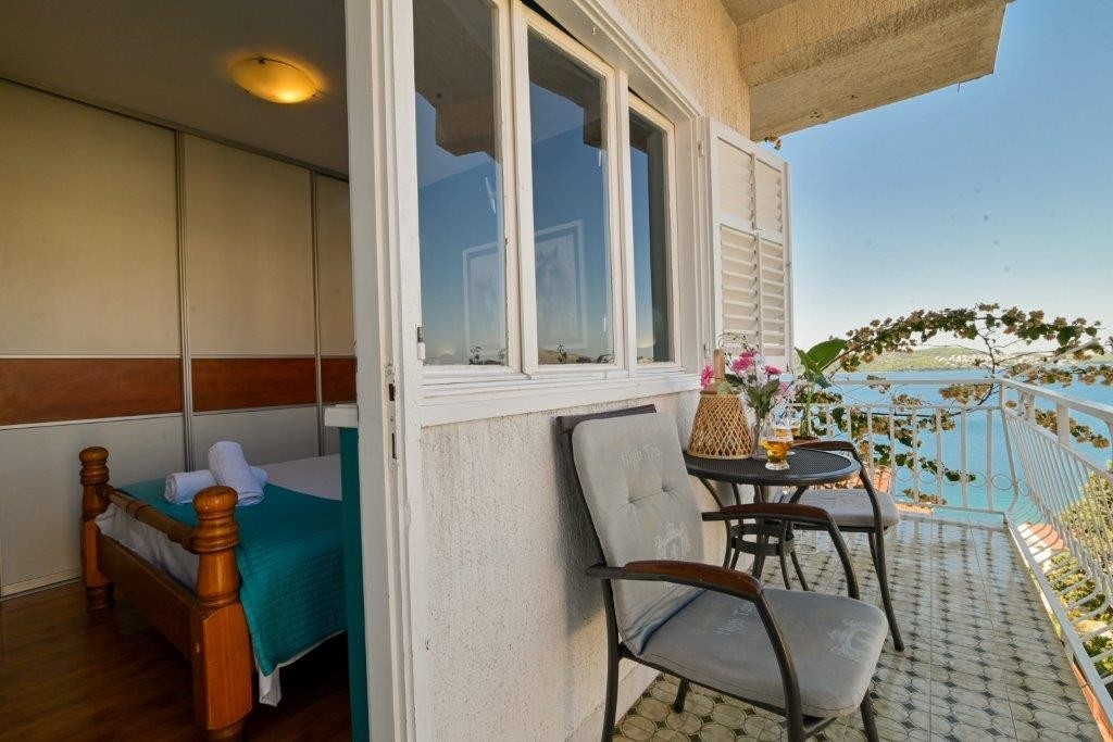 Two bedroom apartment with balcony and sea view Trogir  A-b