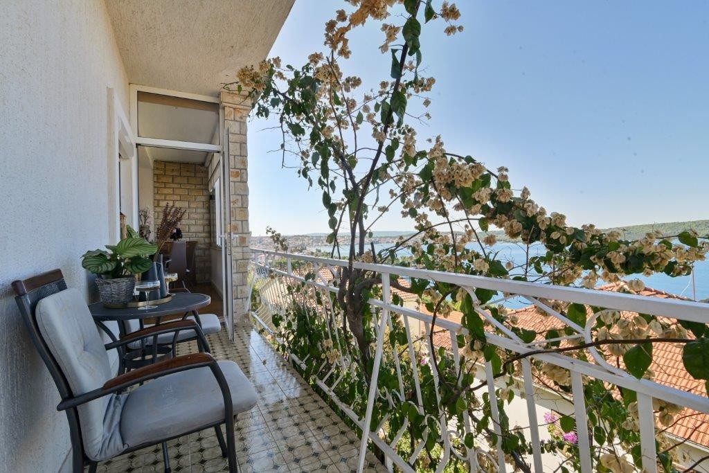 Two bedroom apartment with balcony and sea view Trogir  A-b