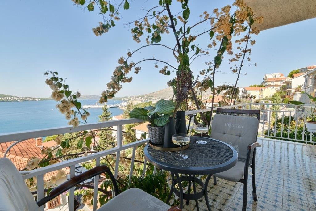 Two bedroom apartment with balcony and sea view Trogir  A-b