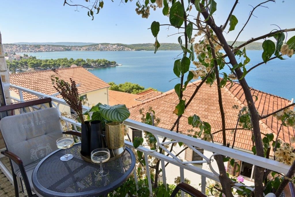 Two bedroom apartment with balcony and sea view Trogir  A-b