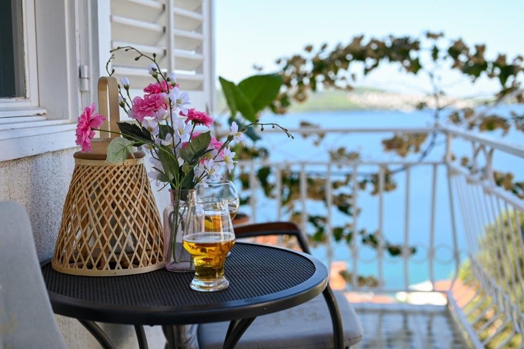 Two bedroom apartment with balcony and sea view Trogir  A-b