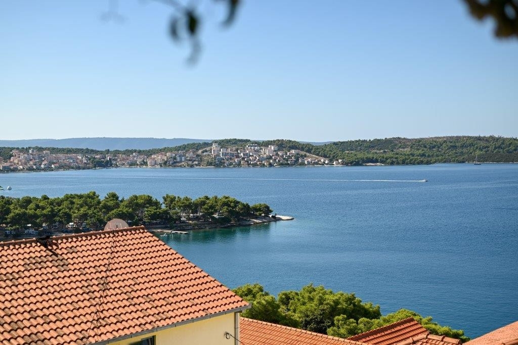 Two bedroom apartment with balcony and sea view Trogir  A-b