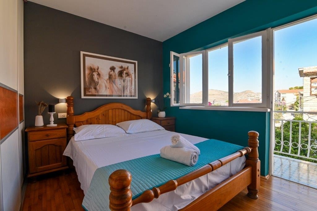 Two bedroom apartment with balcony and sea view Trogir  A-b