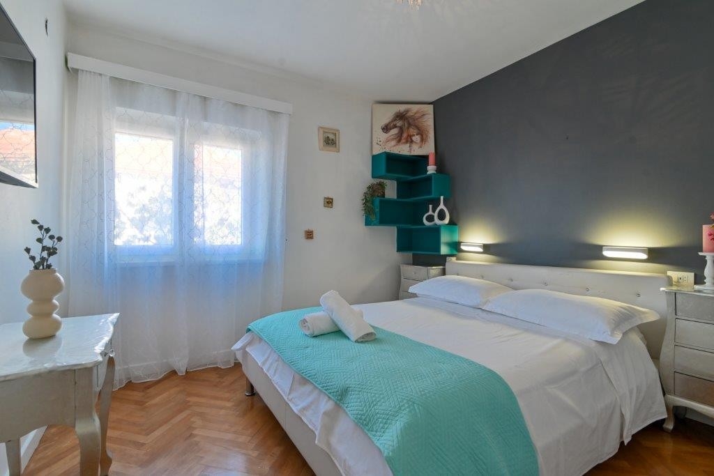 Two bedroom apartment with balcony and sea view Trogir  A-b