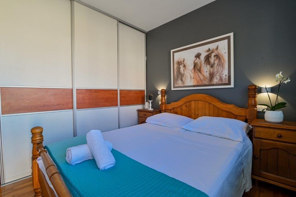 Two bedroom apartment with balcony and sea view Trogir  A-b