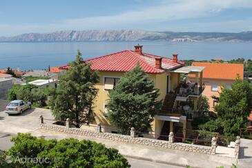 Novi Vinodolski, Novi Vinodolski, Objekt 2416 - Apartmani sa šljunčanom plažom.