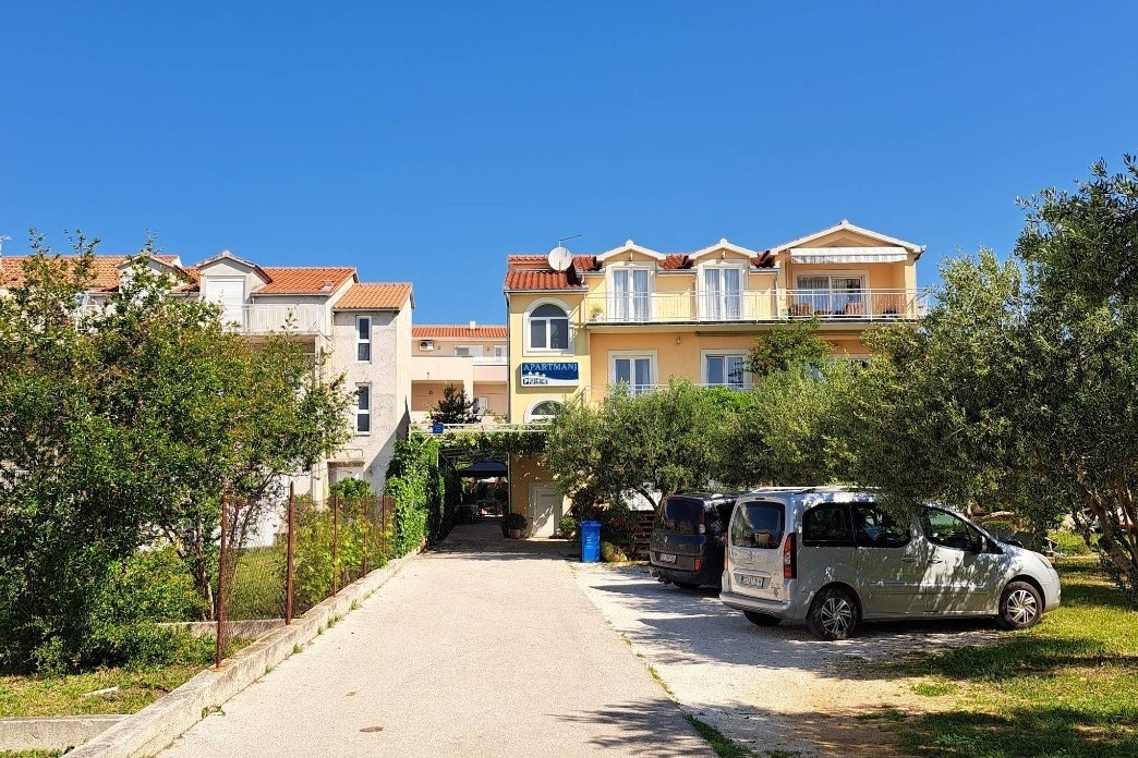 Dvosobni apartman s terasom Trogir  A-a