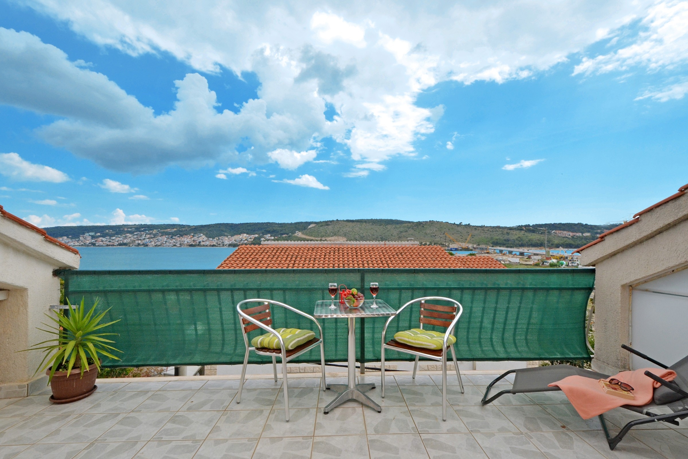 One bedroom apartment with balcony and sea view Trogir  A-a