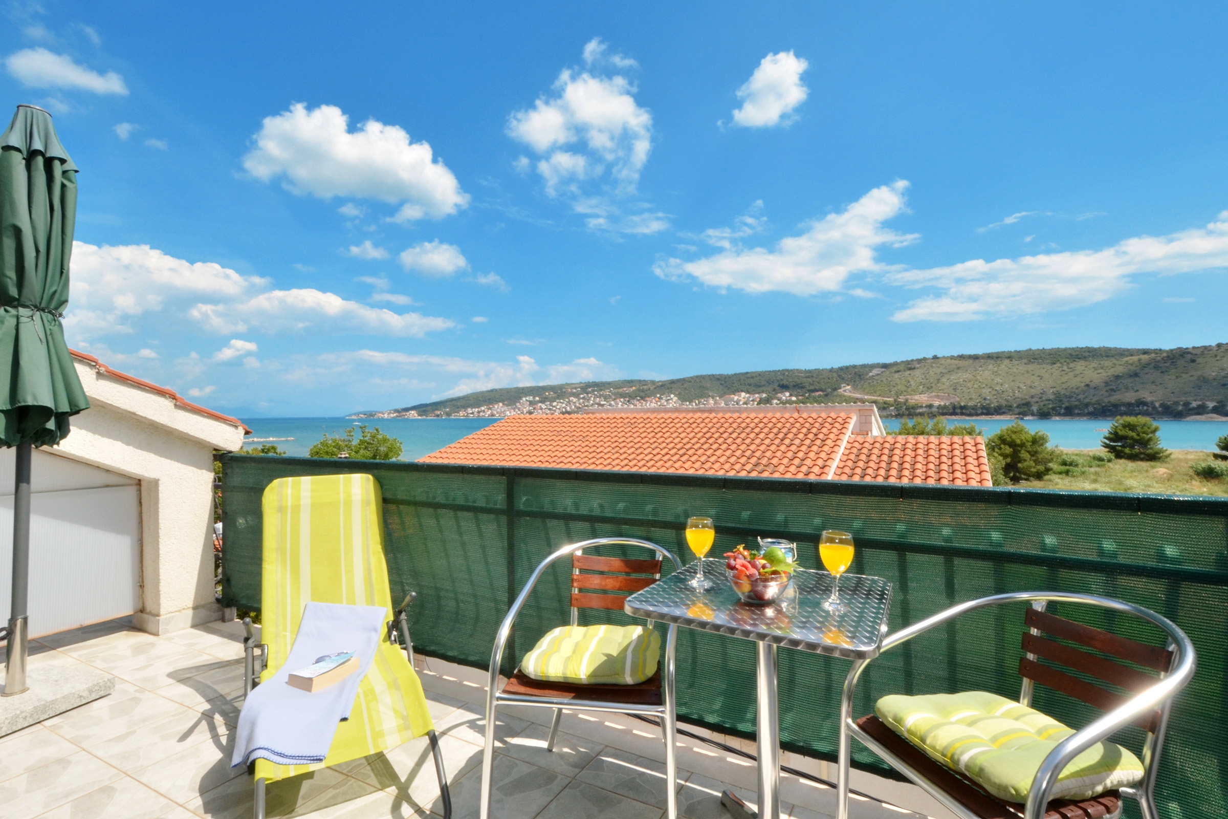 One bedroom apartment with balcony and sea view Trogir  A-b