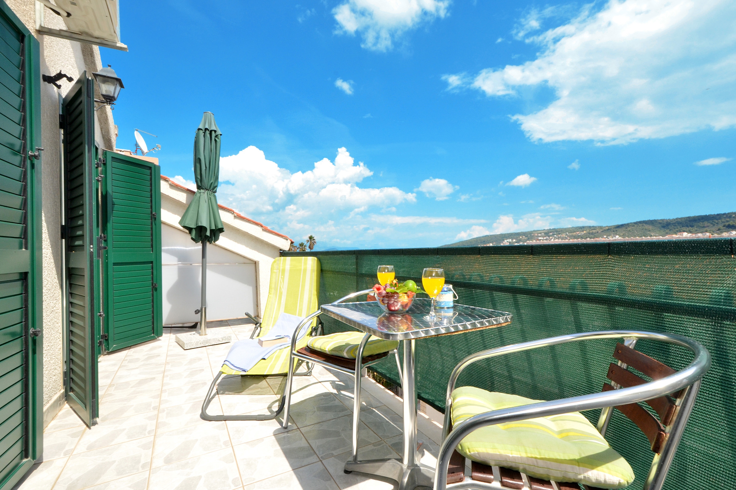 One bedroom apartment with balcony and sea view Trogir  A-b