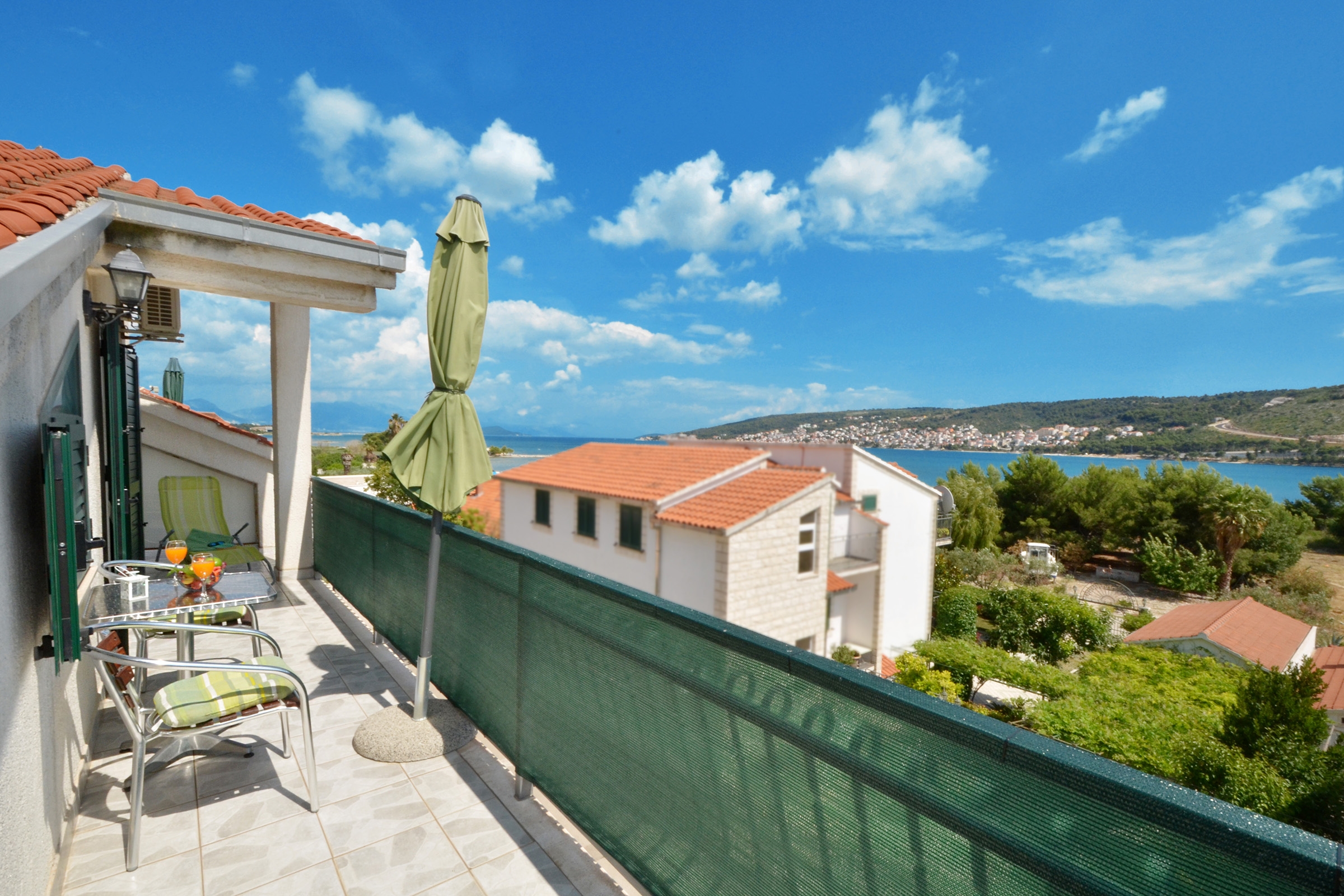 One bedroom apartment with balcony and sea view Trogir  A-c
