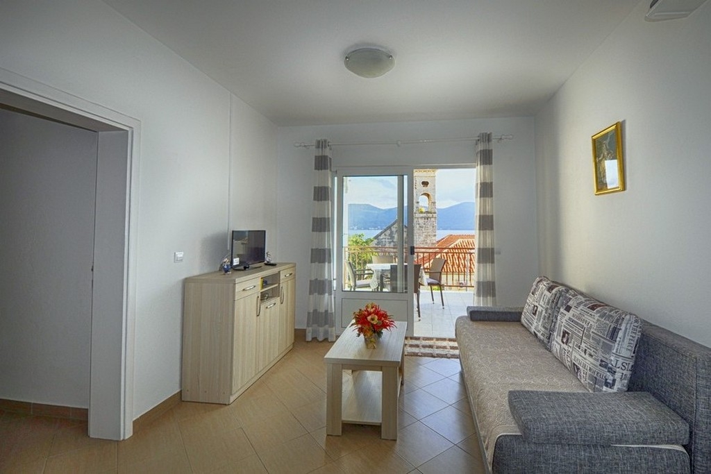 Two bedroom apartment with terrace and sea view Viganj, Pelješac (A-24189-b)