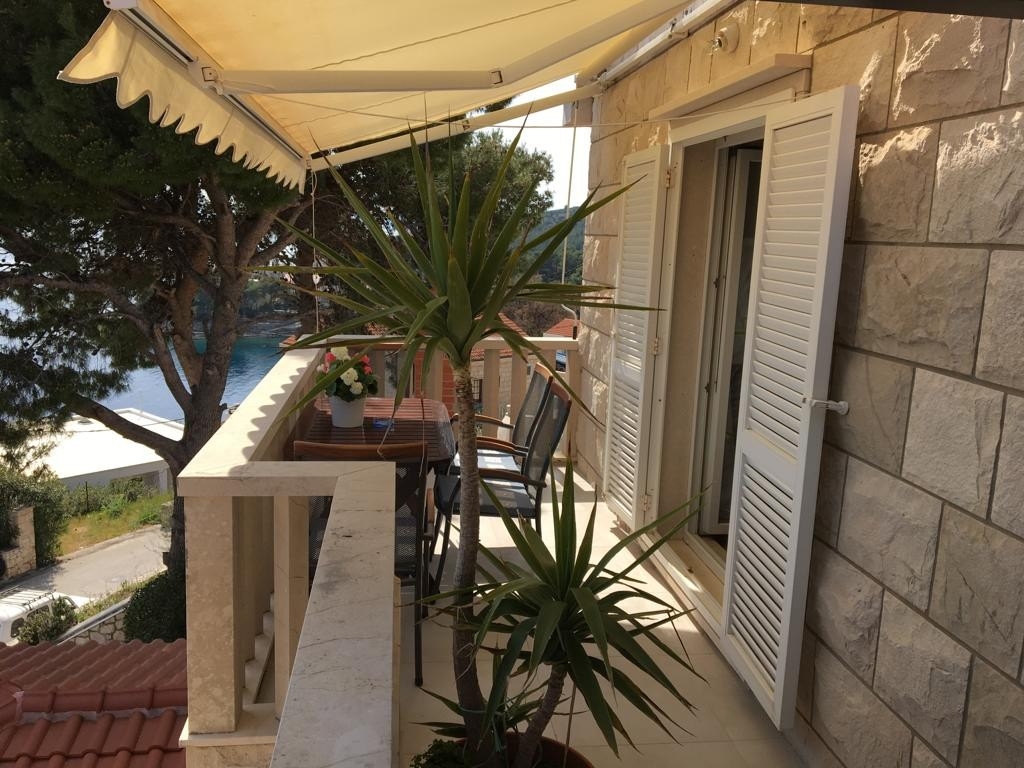 Two bedroom apartment with balcony and sea view Puntinak, Brač  A-b