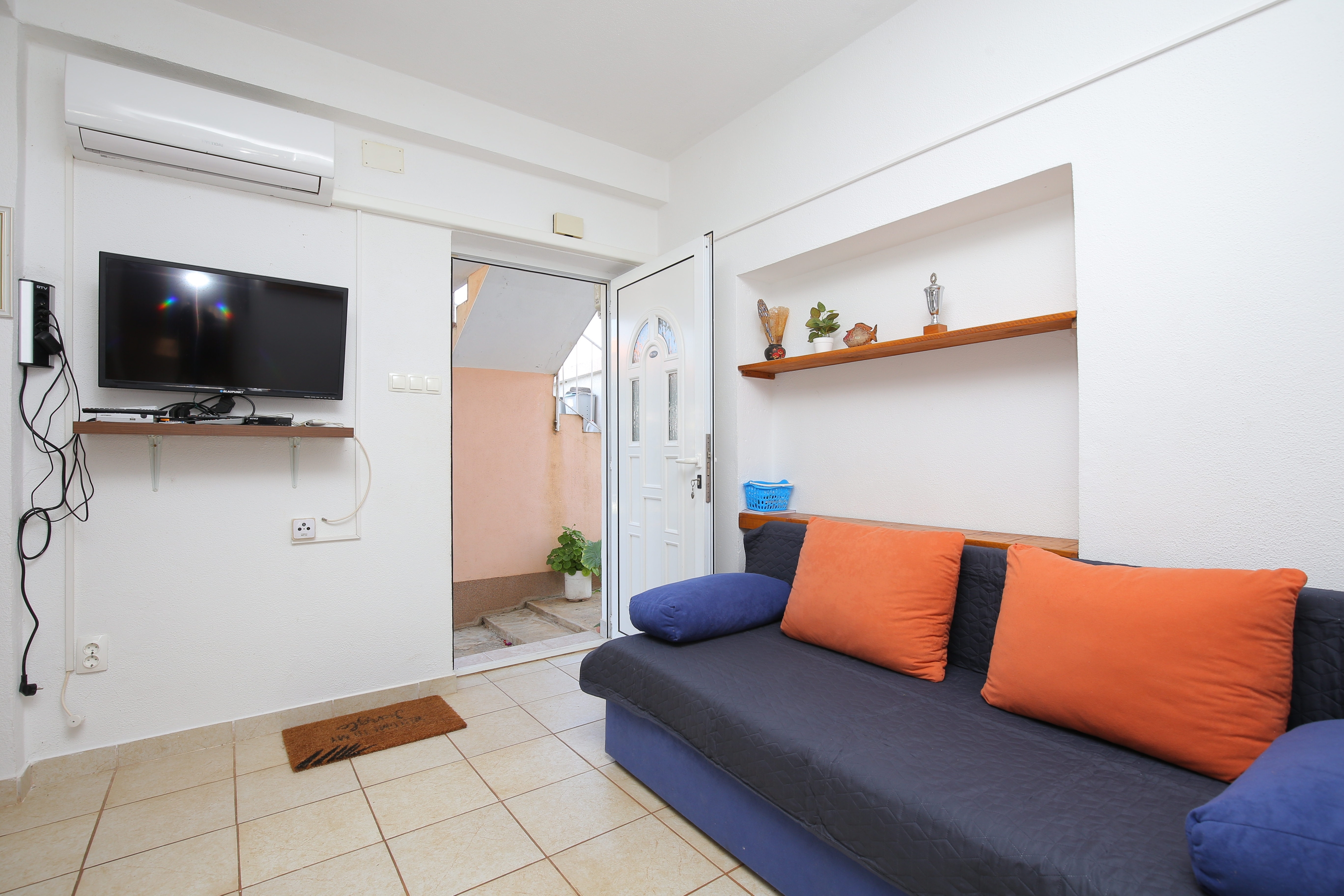 Two bedroom apartment with terrace Vinišće, Trogir (A-24197-a) Two bedroom apartment with terrace Vinišće, Trogir (A-24197-a)