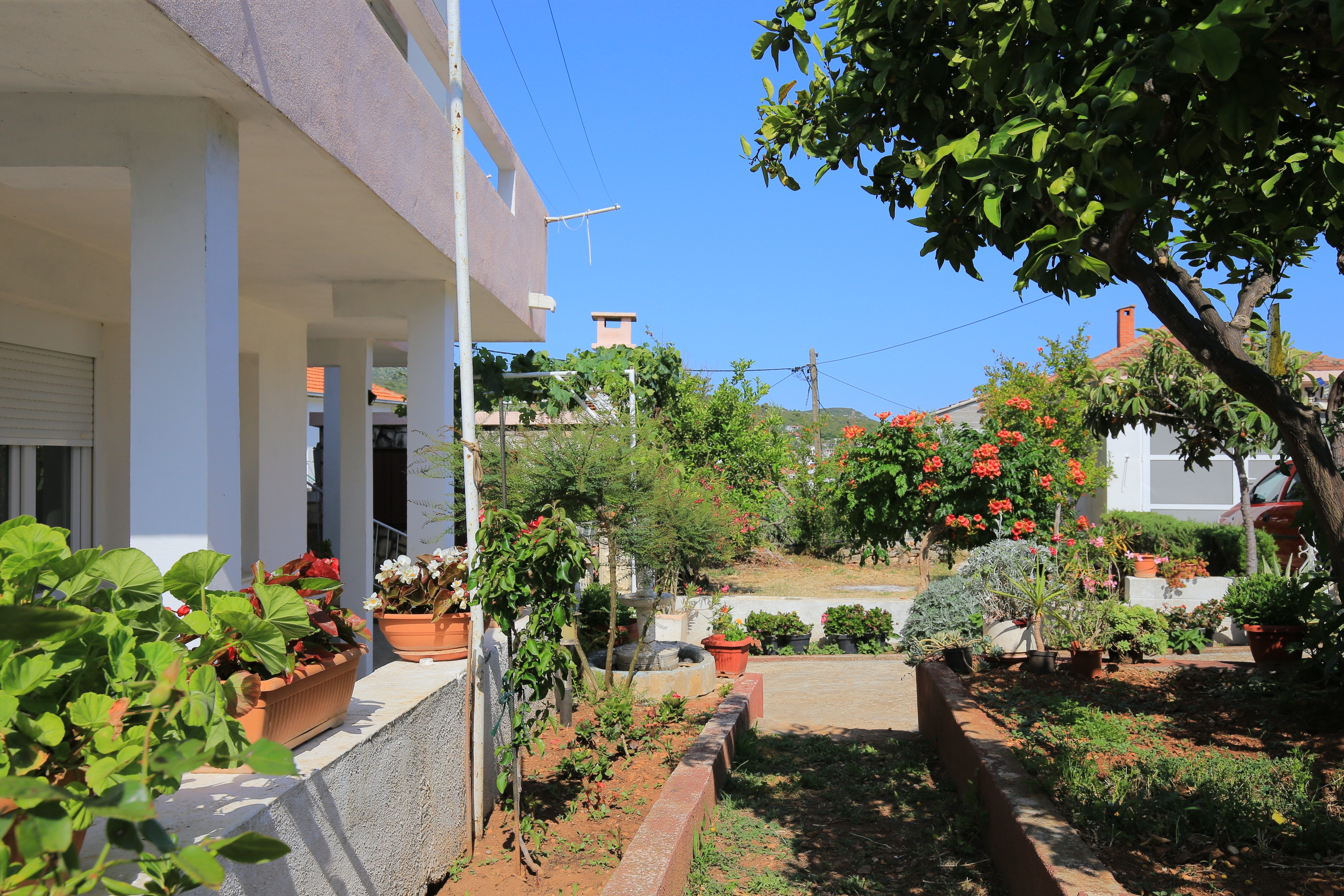 Two bedroom apartment with balcony and sea view Vinišće, Trogir (A-24197-c)