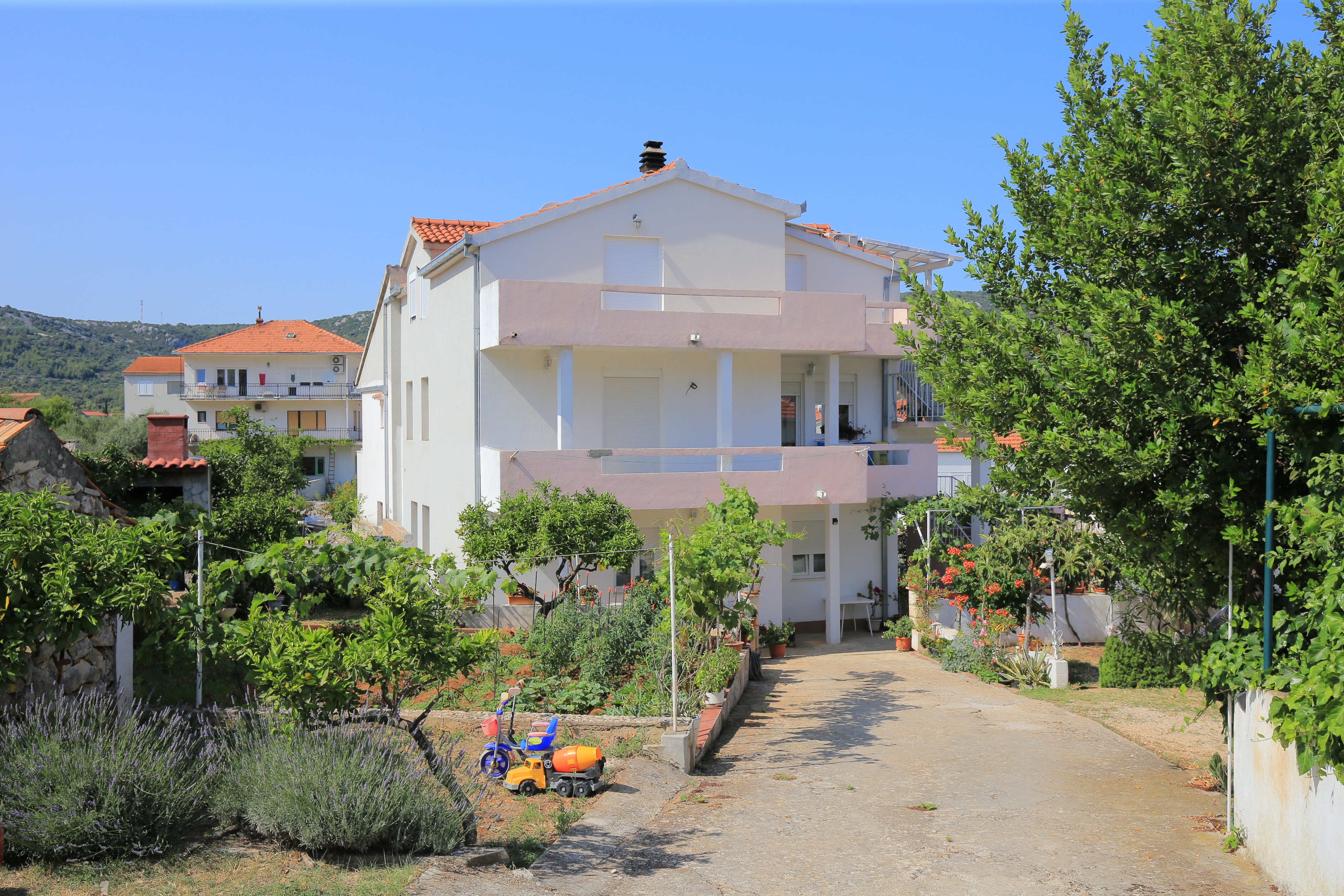 One bedroom apartment with terrace Vinišće, Trogir (A-24197-b)