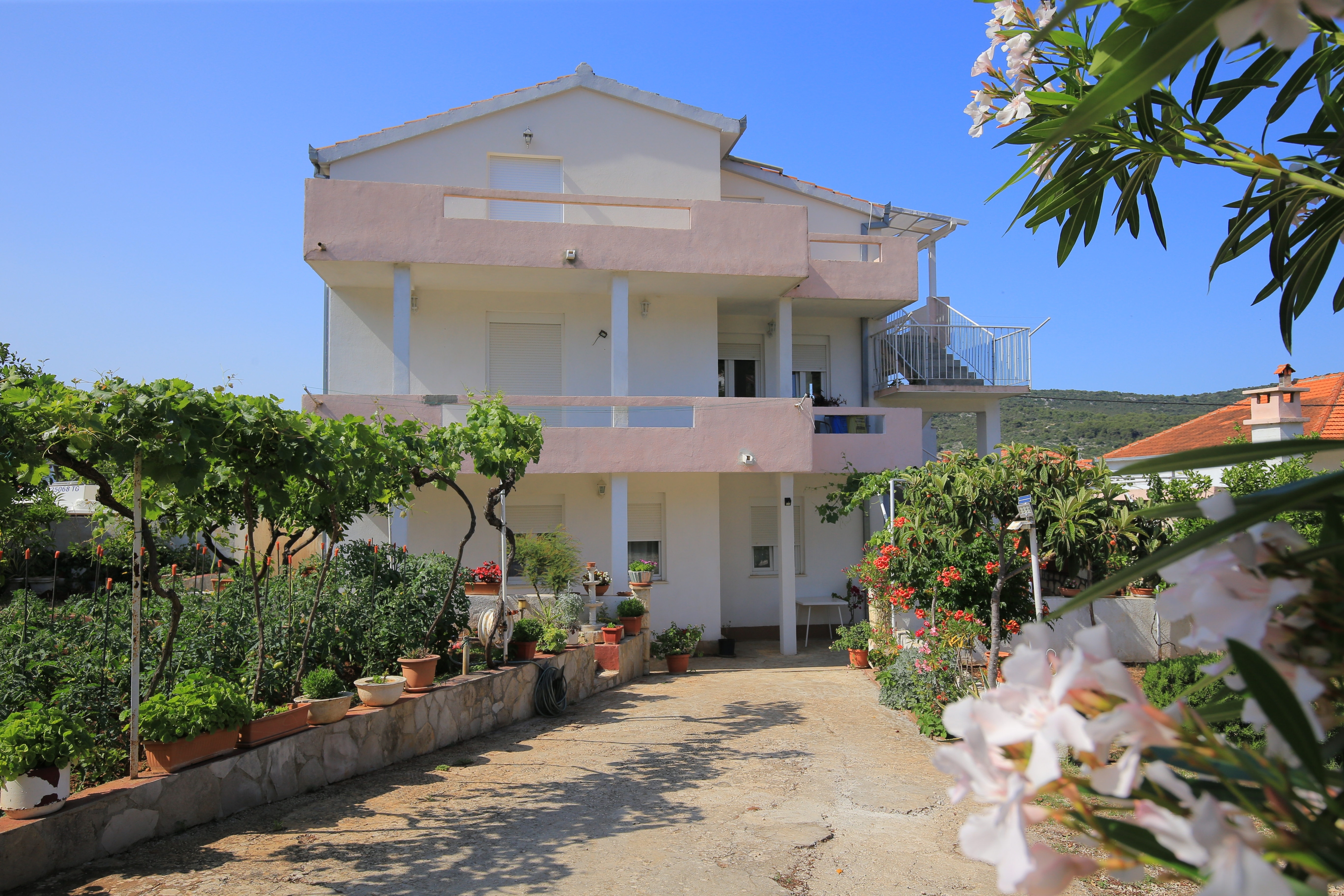 Two bedroom apartment with balcony and sea view Vinišće, Trogir  A-c