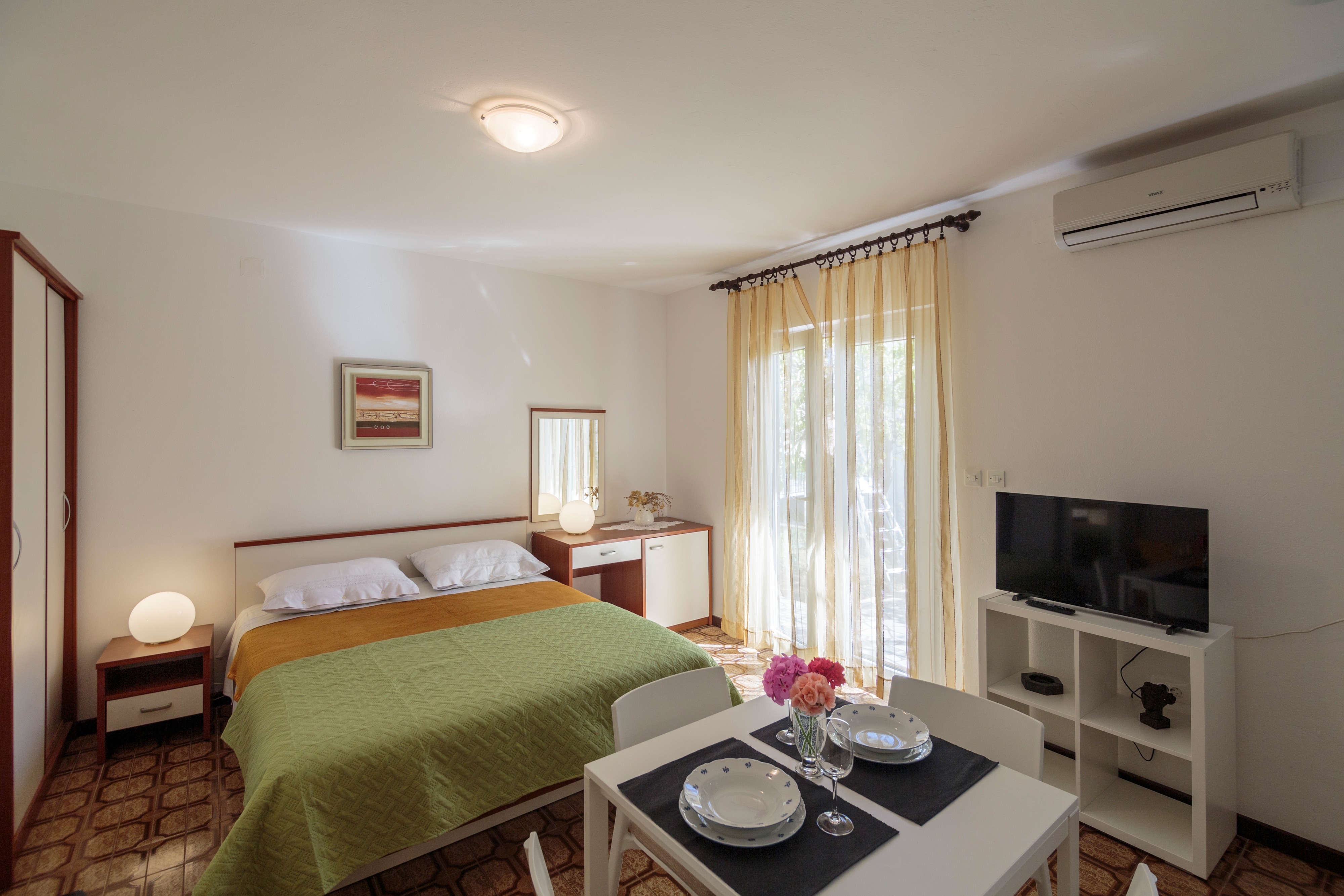 Enosobni apartma S teraso Komiža, Vis  A-b