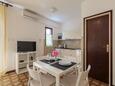 Столовая Komiža, Столовая в размещении типа studio-apartment, доступный кондиционер и WiFi.