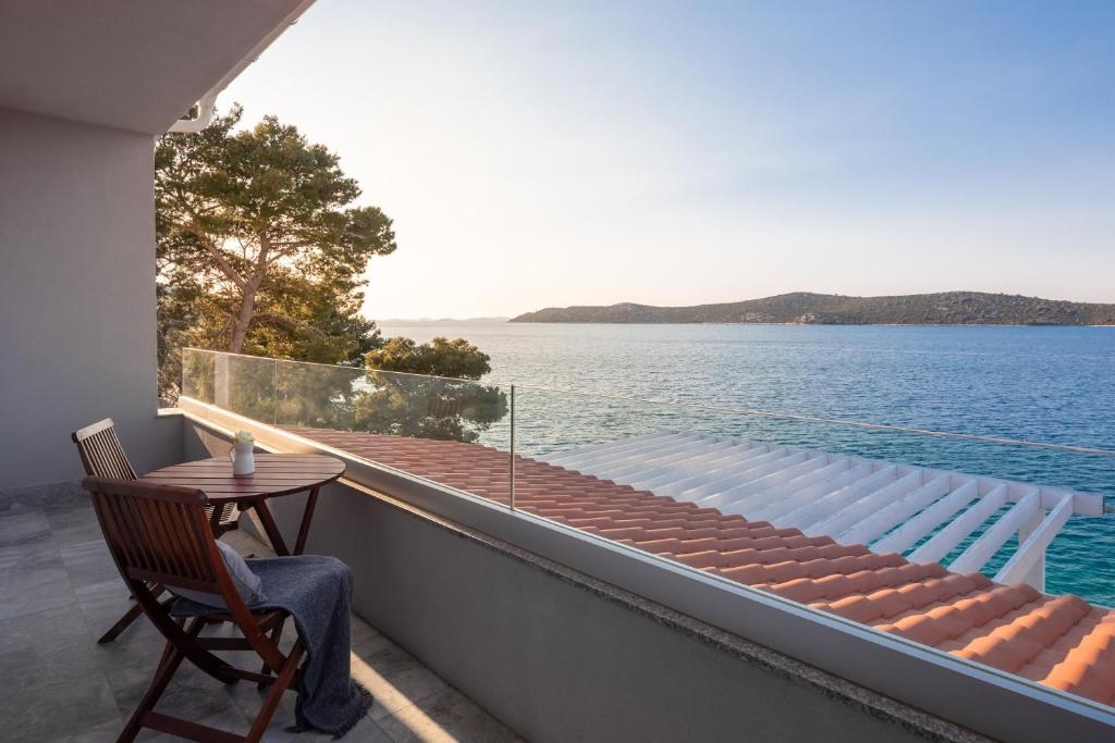 Comfortable and spacious house near beach Šparadići, Šibenik  K