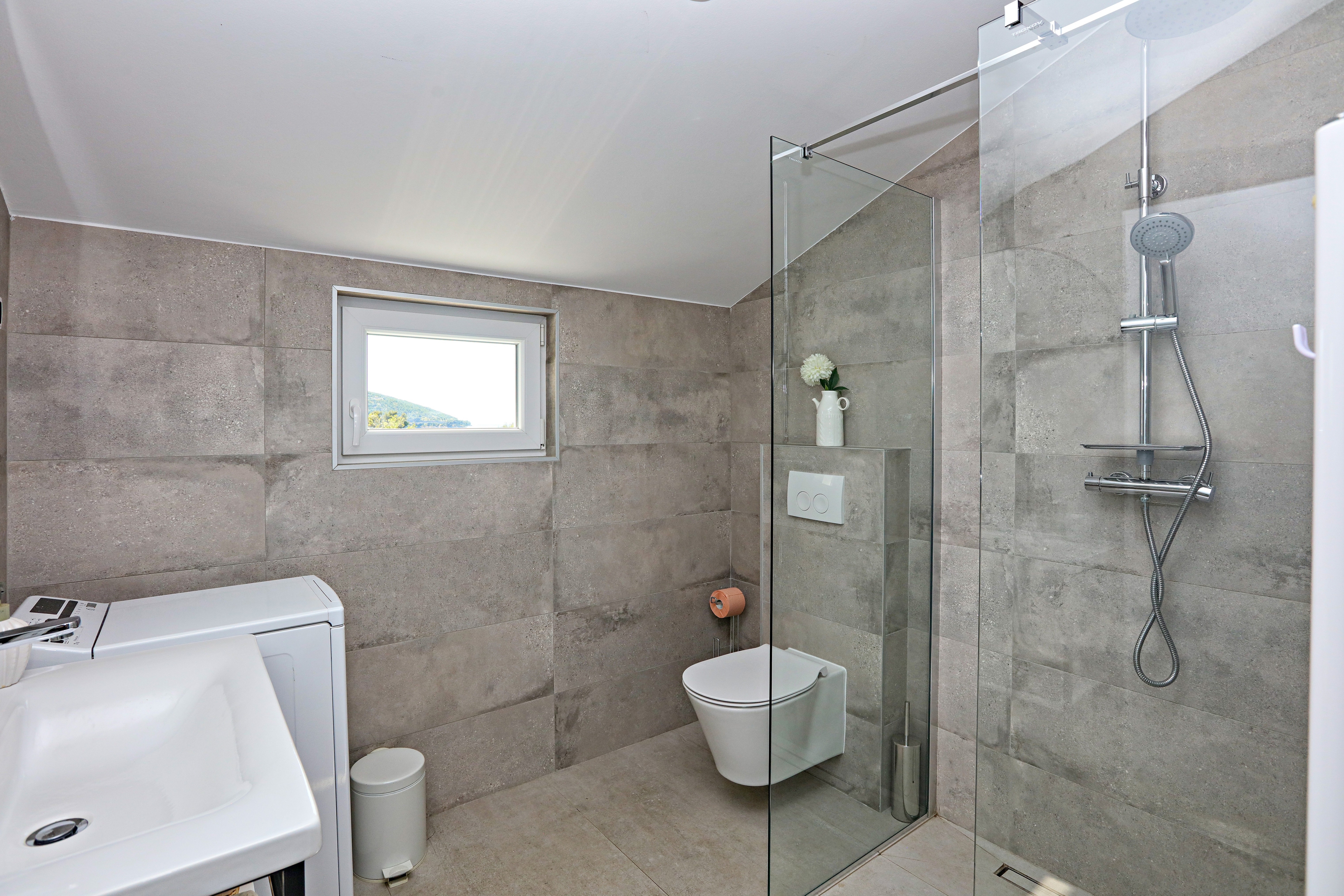 Comfortable and spacious house near beach Šparadići, Šibenik  K