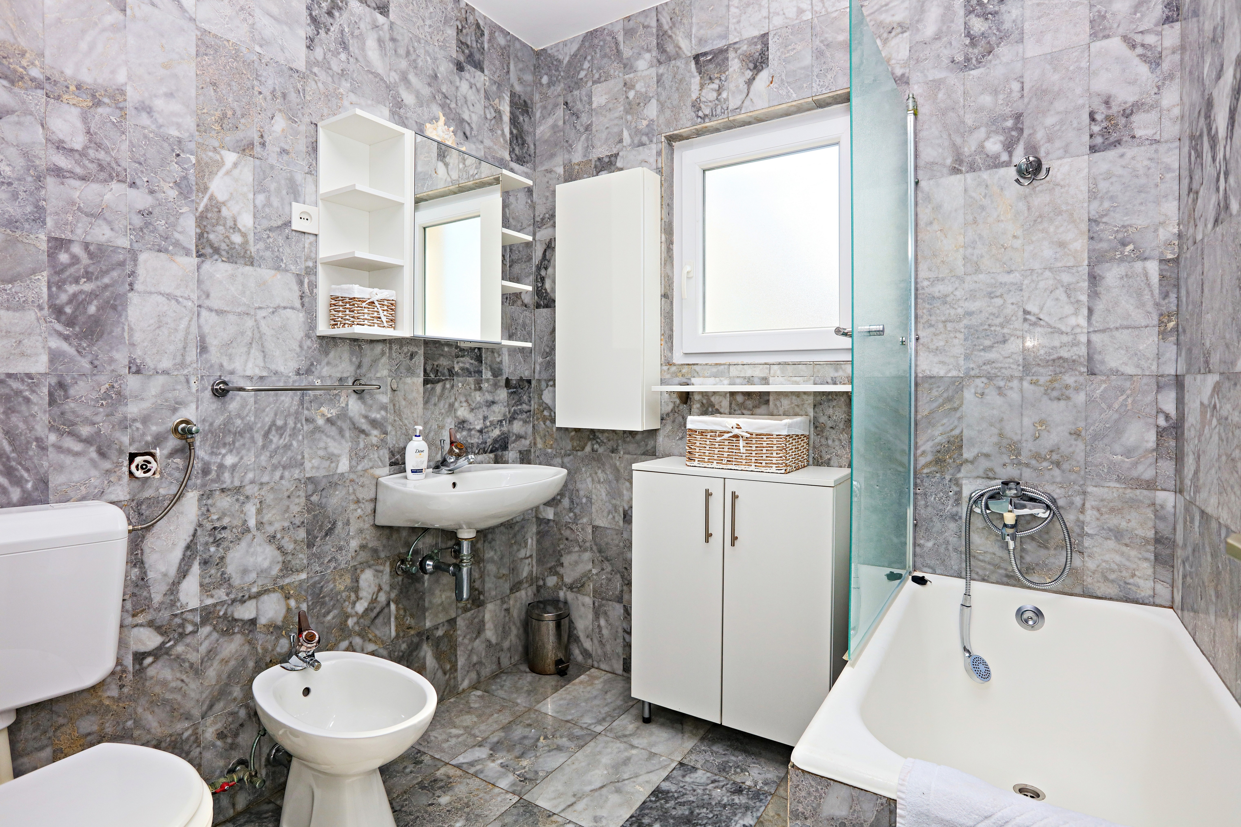 Comfortable and spacious house near beach Šparadići, Šibenik  K