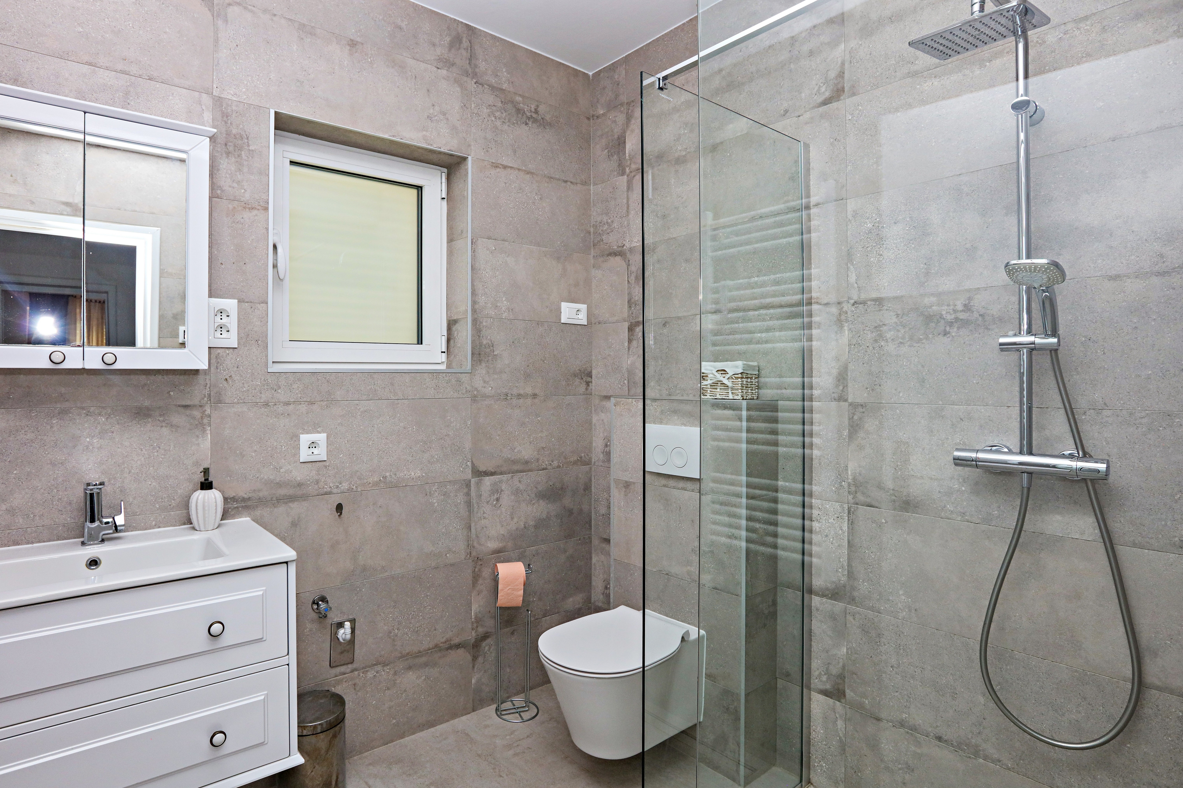 Comfortable and spacious house near beach Šparadići, Šibenik  K