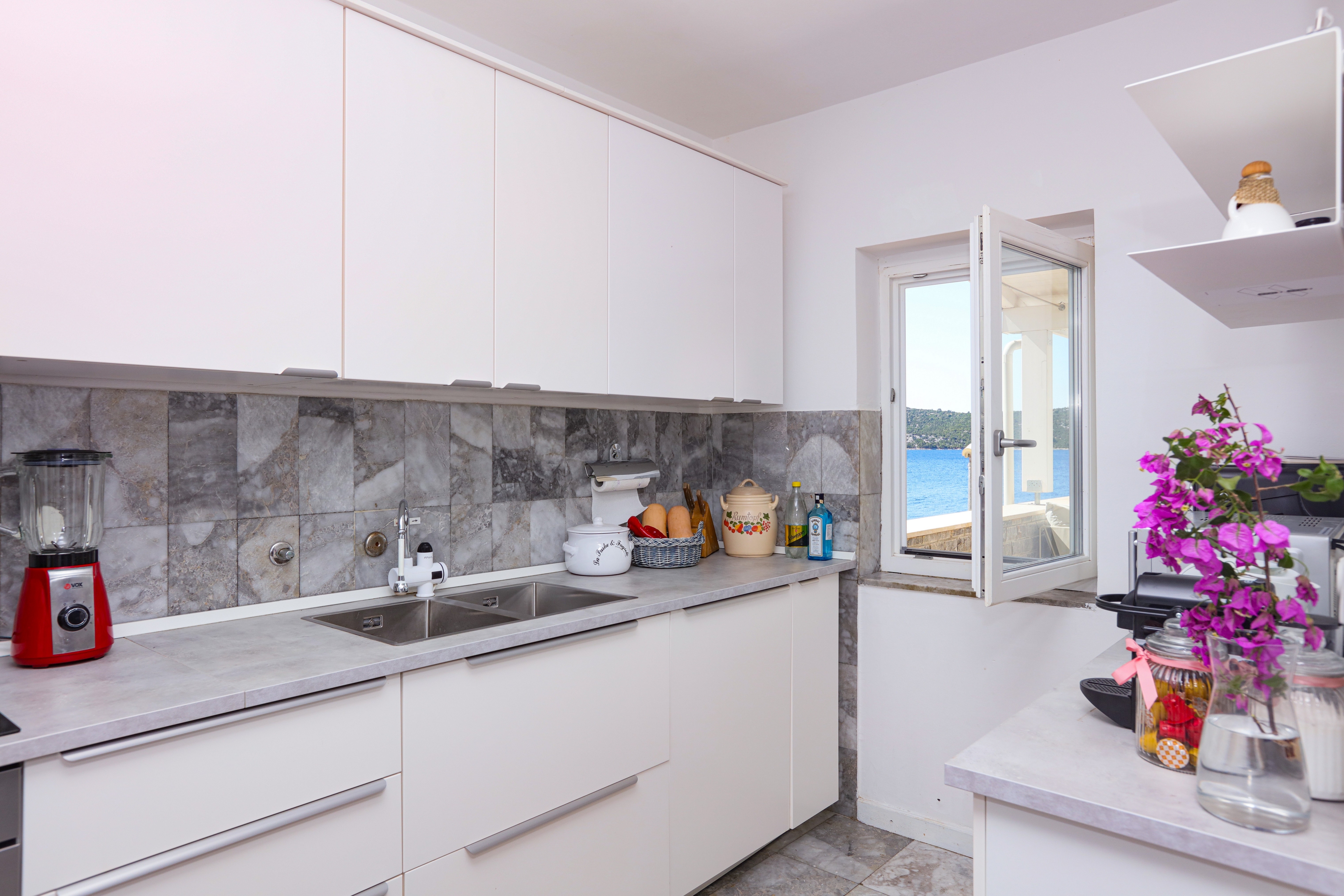 Comfortable and spacious house near beach Šparadići, Šibenik  K