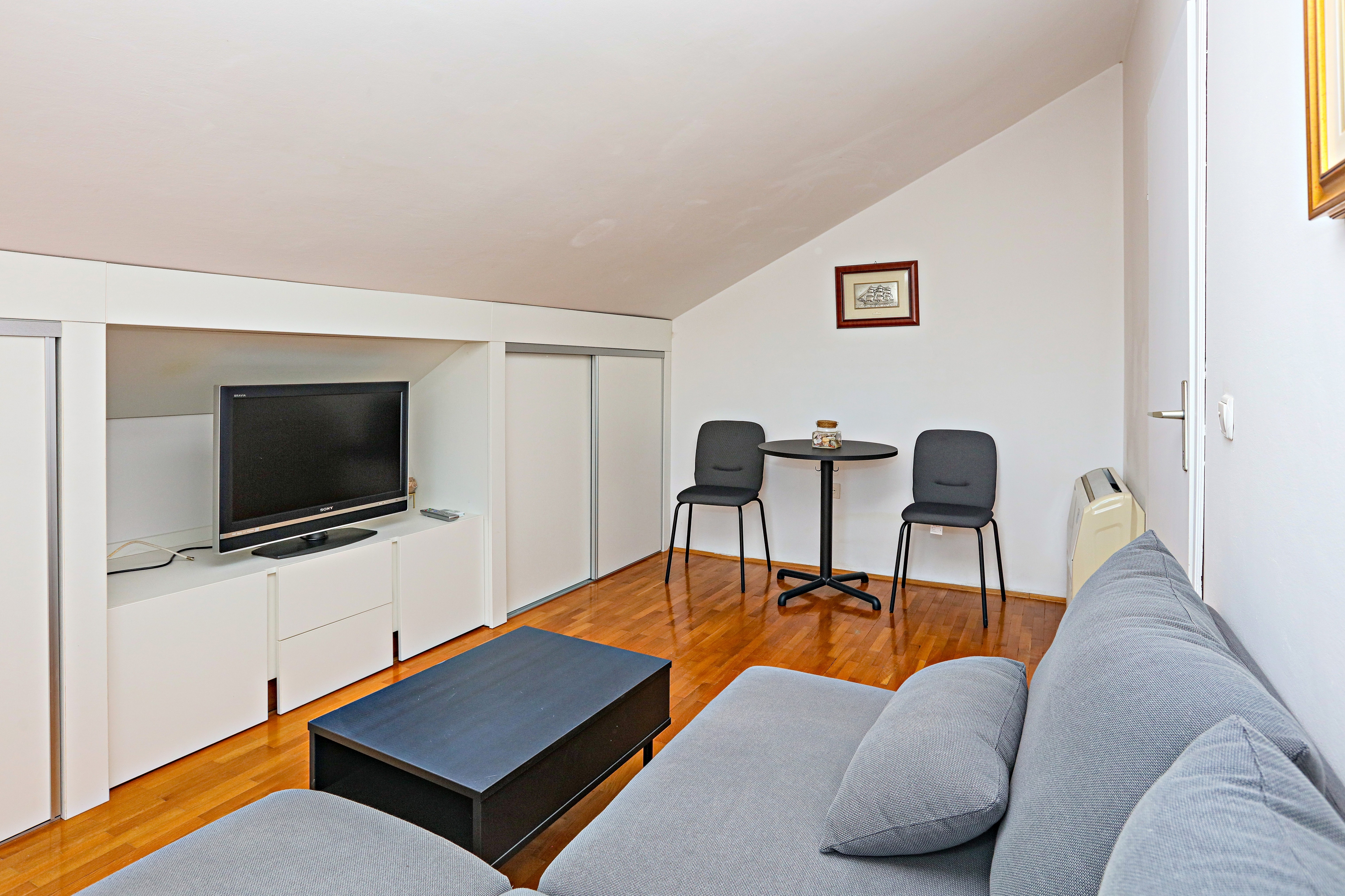 Comfortable and spacious house near beach Šparadići, Šibenik  K