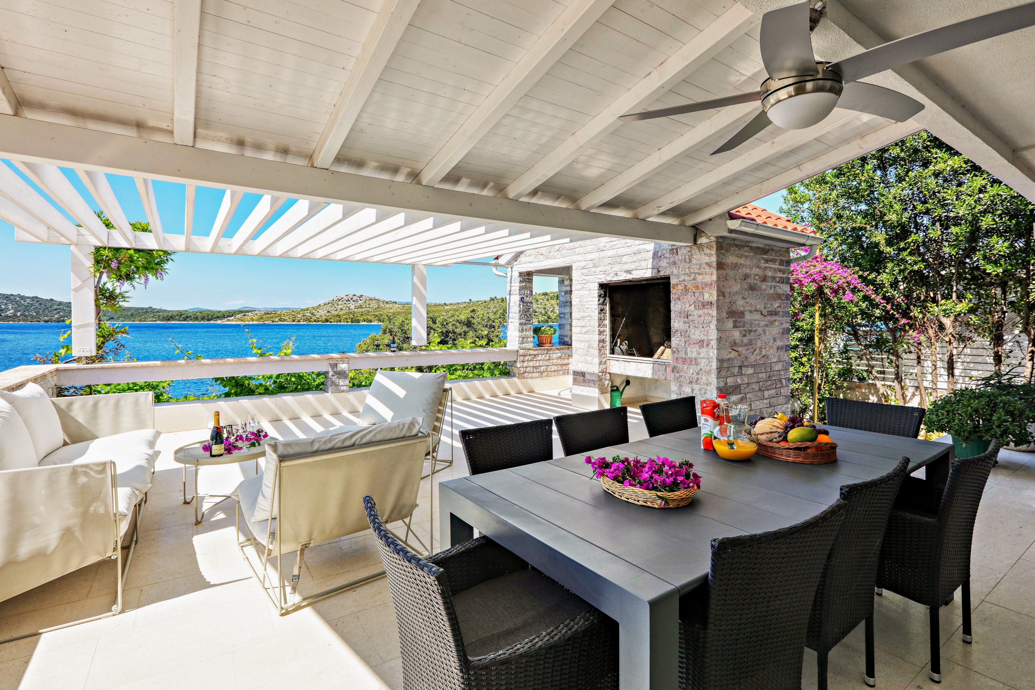 Comfortable and spacious house near beach Šparadići, Šibenik  K