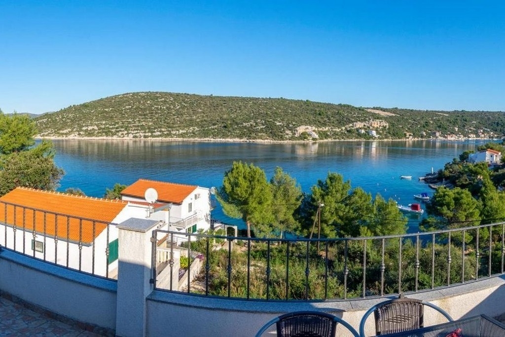 Two bedroom apartment near beach Drvenik Veliki, Drvenik  A-a