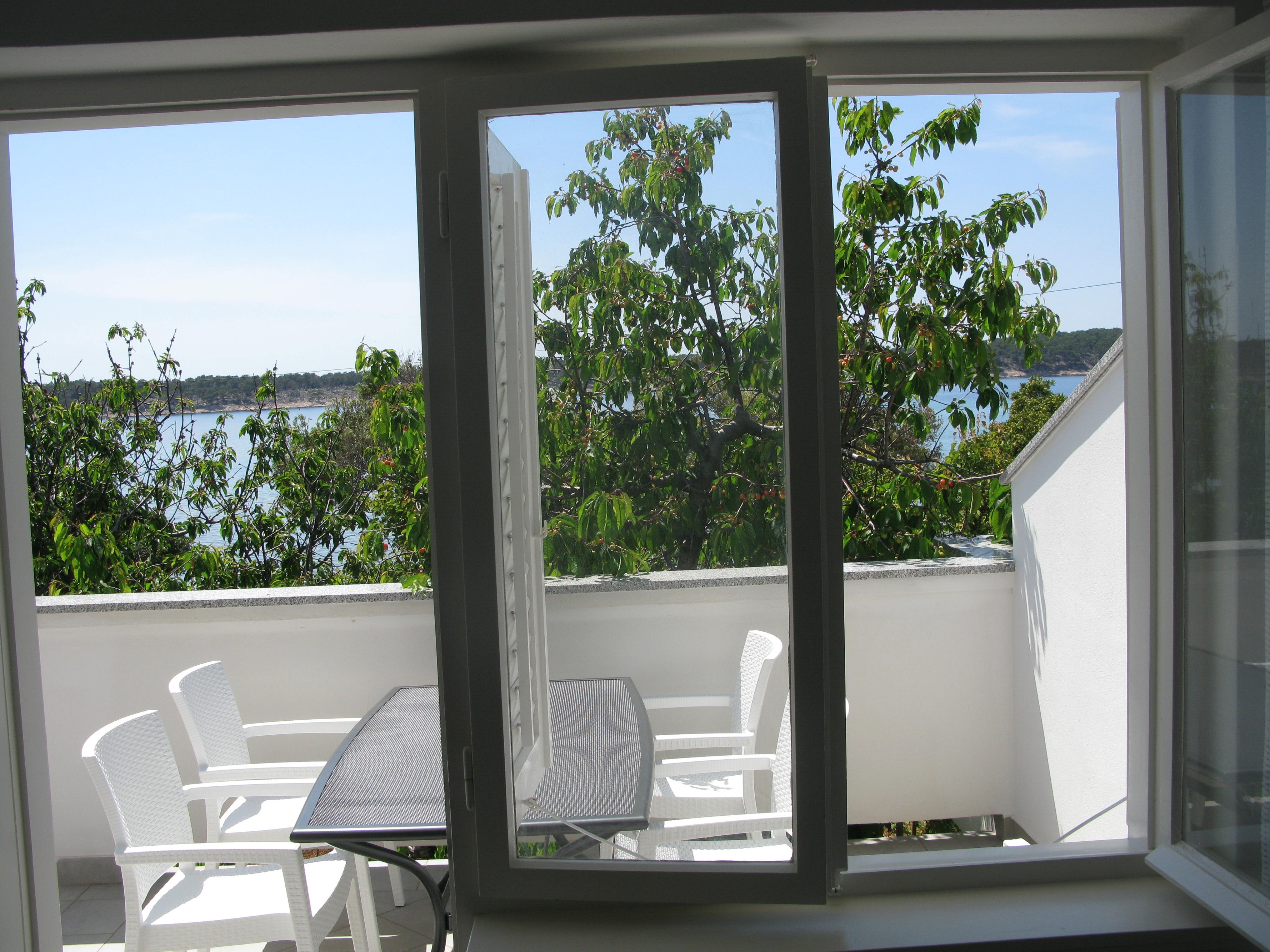 Two bedroom apartment with terrace and sea view Barbat, Rab  A-a