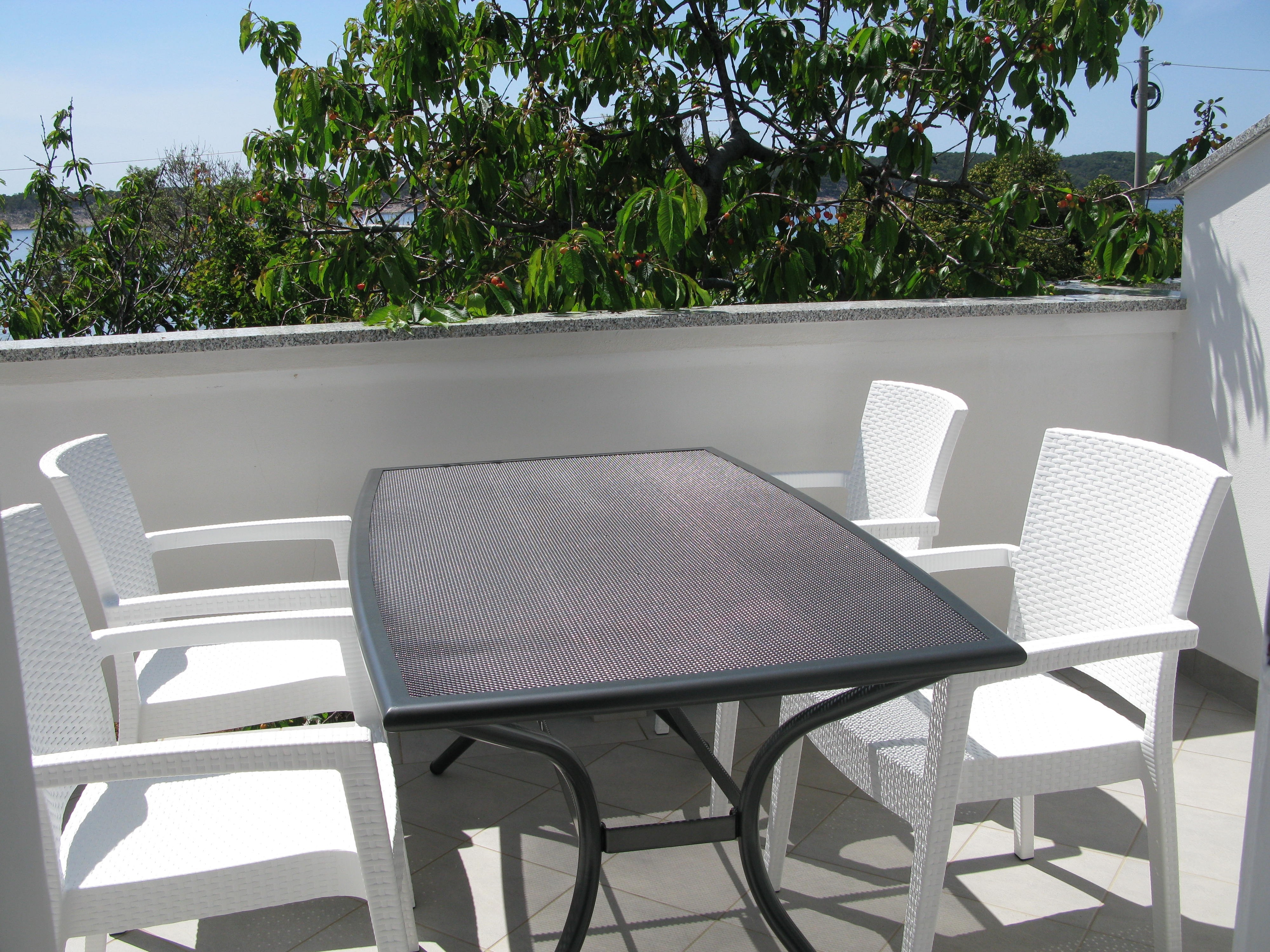 Two bedroom apartment with terrace and sea view Barbat, Rab  A-a