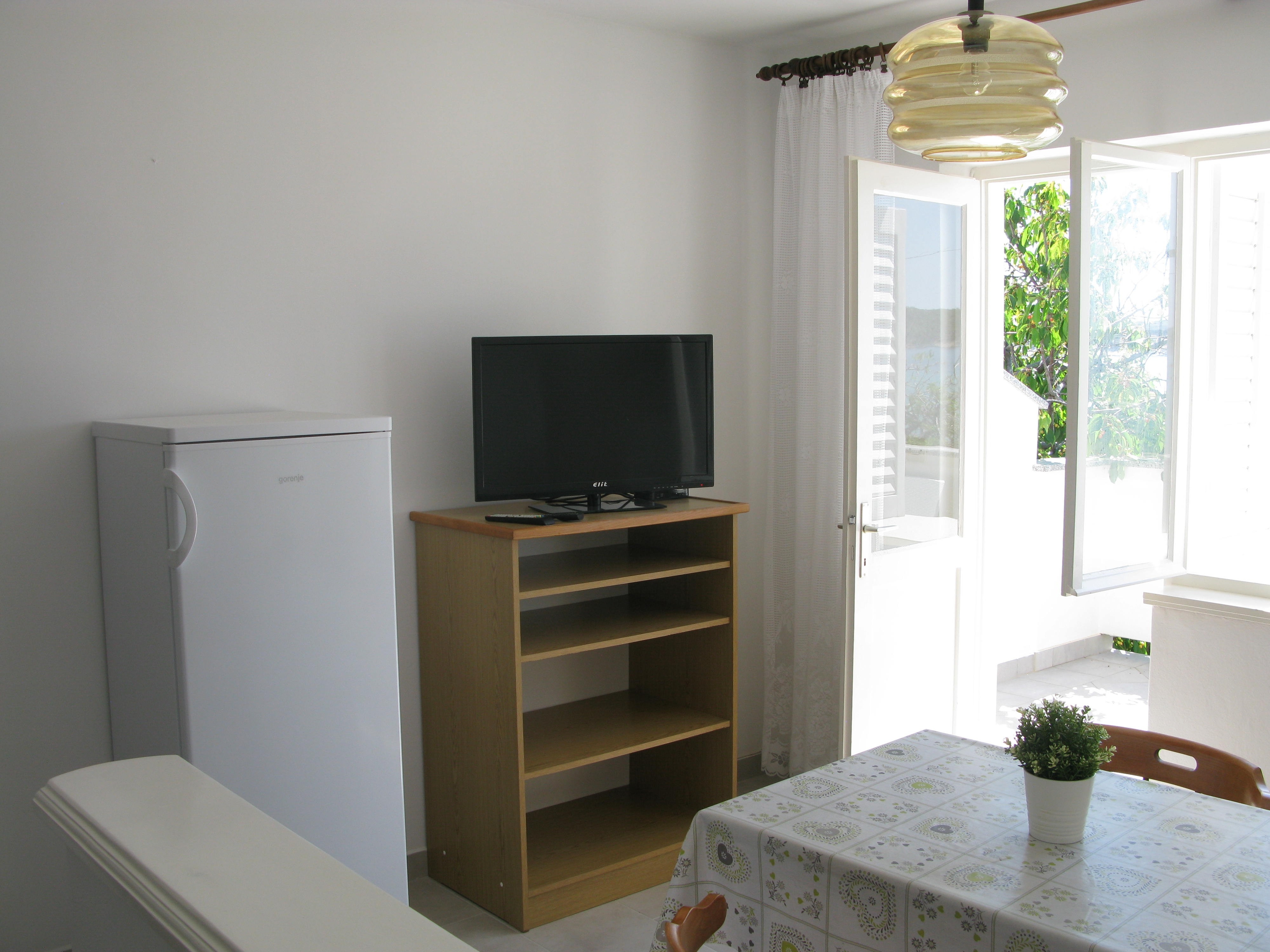One bedroom apartment with terrace and sea view Barbat, Rab  A-b