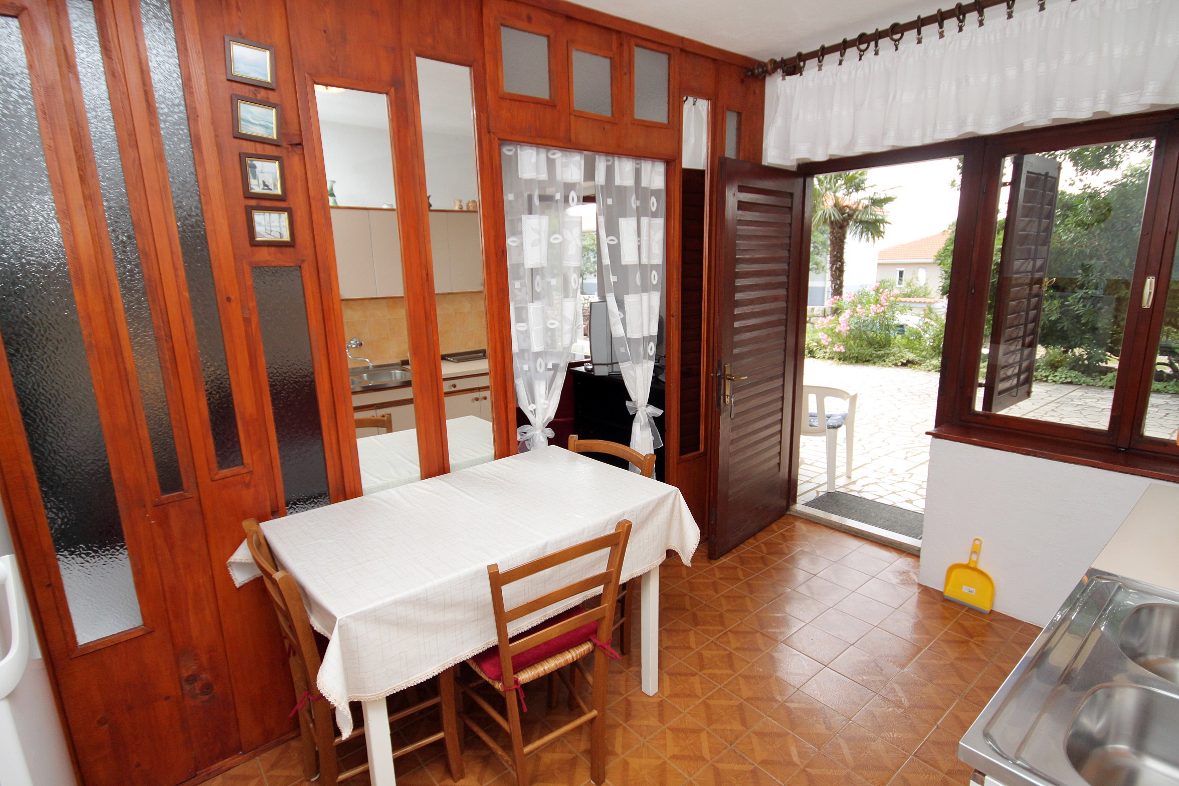 Garçonnière avec la terrasse et la vue sur le mer Novi Vinodolski (AS-2423-a)