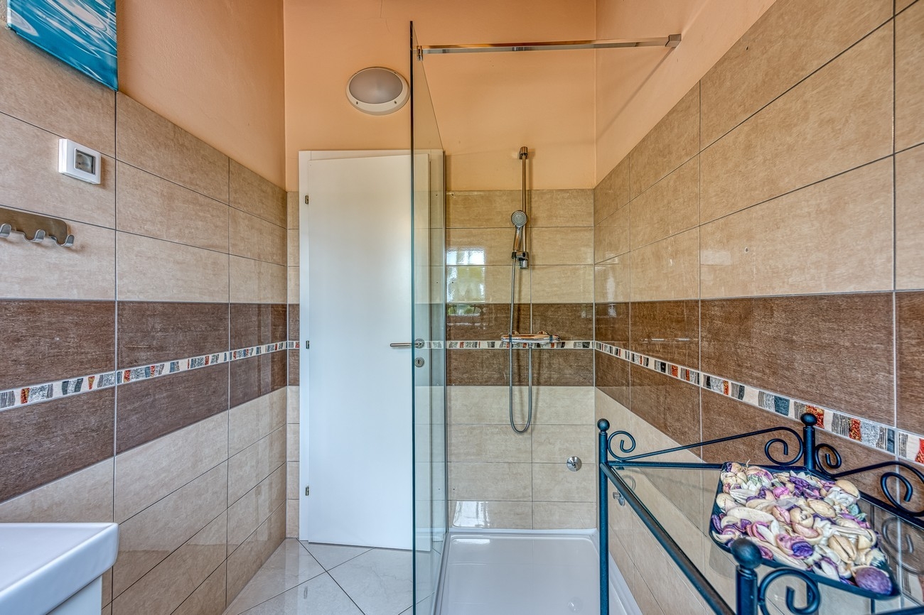 Four bedroom house with terrace Antonci, Poreč  K