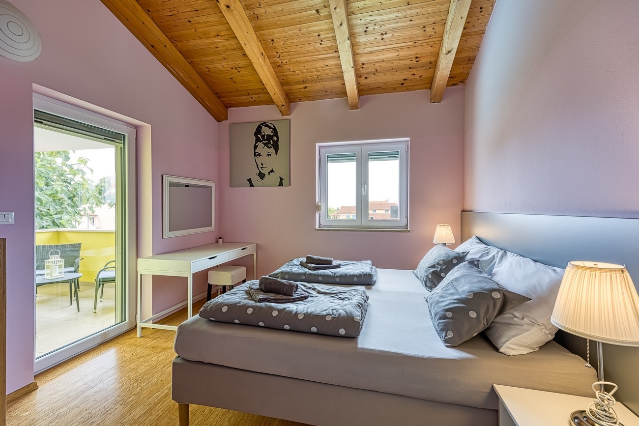 Four bedroom house with terrace Antonci, Poreč  K